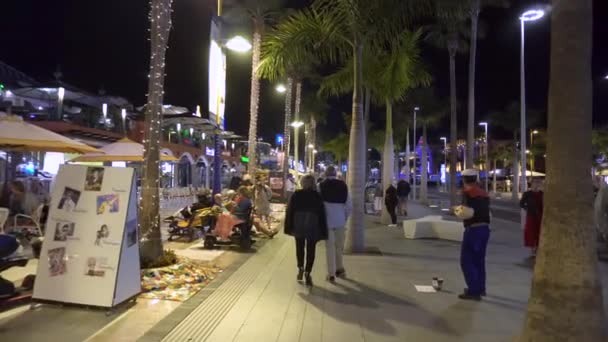 Tenerife, España - 16 de marzo de 2019: Vida nocturna en Las Américas Golden mile avenue, Las Américas es el resort más popular y turístico, lleno de tiendas y restaurantes, en la isla de Tenerife . — Vídeo de stock