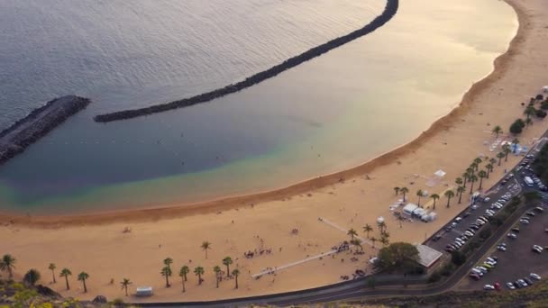 Légifelvétel a Teresitas strandra vagy Playa de Las Teresitas, híres strand közelében Santa Cruz de Tenerife, Kanári-szigetek, Spanyolország — Stock videók
