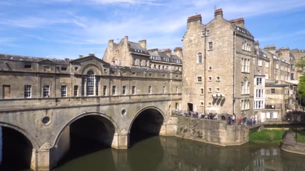 Bath, Anglia. Az Avon folyó a Pulteney híddal, és a fürdő város látképe — Stock videók