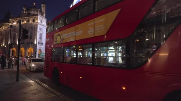 London, Storbritannien-14 maj 2019: kollektivtrafik runt Piccadilly Circus i London, Storbritannien. Röd dubbeldäckarebuss förbi, vidvinkelobjektiv. — Stockvideo