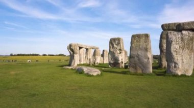 güzel güneşli bir günde Stonehenge pan çekim