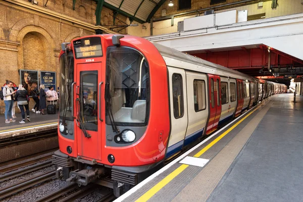 London, Storbritannien-maj 12, 2019: Londons underground station interiör. Systemet servar 270 posterar, 402 kilometer av spårar med funktions historia av 150 år. — Stockfoto