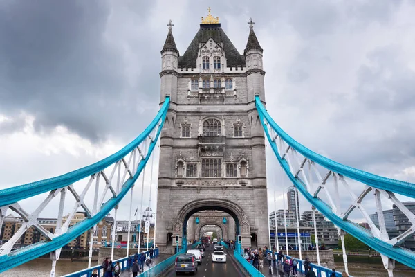 Londyn, Wielka Brytania-11 maja, 2019: widok na drodze przez Tower Bridge z piętrowego Big Bus łódź wycieczkowe, drugie piętro, ludzie, pręty zawieszenia, Wieża — Zdjęcie stockowe