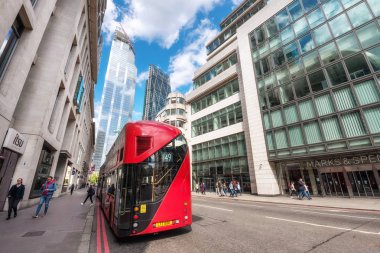 Londra, İngiltere - 12 Mayıs 2019: Londra ikonik kırmızı çift katlı otobüs city harika modern gökdelenler mimarisi ile.