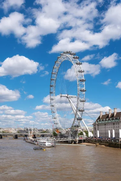 O horizonte de Londres. Olho de Londres e cais do rio Tamisa, da ponte Westminster. Reino Unido . — Fotografia de Stock