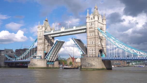 Ikoniska Tower Bridge i London, Storbritannien, natursköna moln, över den lyfte bron, och båten går under bron. 4K UHD-upplösning. — Stockvideo