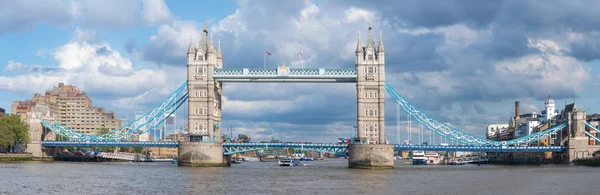 Panoramiczny widok z mostu tower bridge w Londynie. — Zdjęcie stockowe