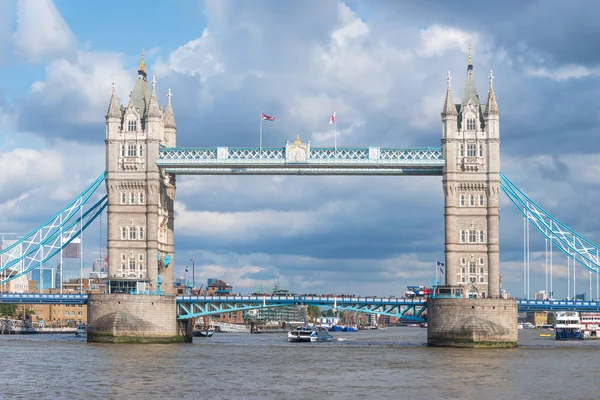 Beroemde Landmark Tower Bridge in Londen, Verenigd Koninkrijk. — Stockfoto