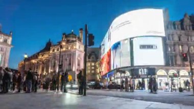 Londra, İngiltere - 13 Mayıs 2019: Londra'daki Piccadilly Circus'un hızlandırılmış gece sahnesi, İngiltere