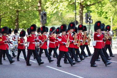 Londra, Birleşik Krallık - 12 Mayıs 2019: Londra'daki Buckingham Sarayı'nda geleneksel Muhafız Değişimi töreni sırasında Queens Muhafızları'nı yürüyüş. Kraliyet Muhafızları'nın trompetçileri.