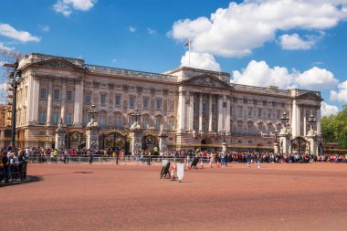 Londra, Birleşik Krallık - 12 Mayıs 2019: : Buckingham Sarayı'nın önünde toplanan kalabalıklar nöbet töreninin değişimini izlemek için.