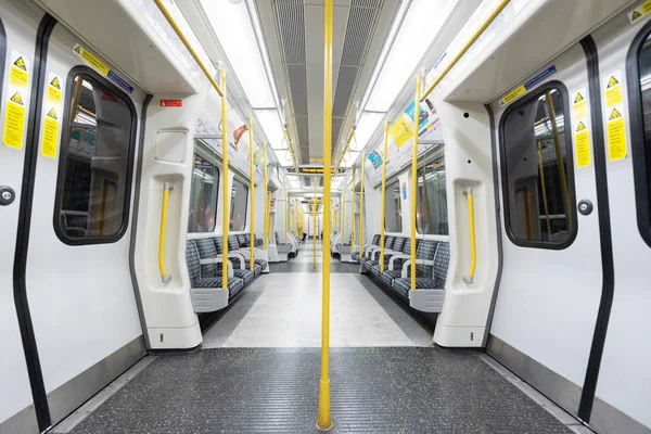 Londres, Reino Unido - 12 de mayo de 2019: Vagón subterráneo vacío. El sistema subterráneo sirve 270 estaciones y tiene 402 kilómetros . —  Fotos de Stock