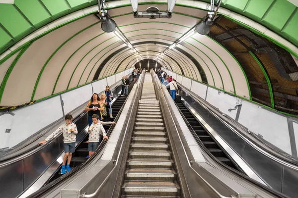 Londra, Birleşik Krallık - 12 Mayıs 2019: Londra Metrosu'nda yürüyen merdivenlerin ve gezginlerin görünümü. — Stok fotoğraf