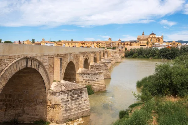 Romeinse brug en de guadalquivir rivier, grote moskee, cordoba, Spanje. — Stockfoto