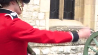 Londra, Birleşik Krallık - 12 Mayıs 2019: Queens guard, Guardof London Kulesi, İngiltere, Silahlı İngiliz Queens Guard.