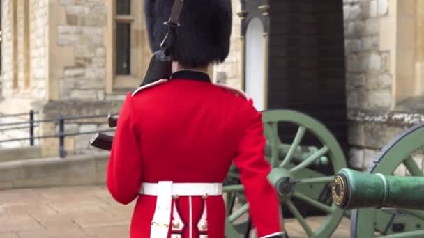 Guardia irreconocible de las Reinas marchando y protegiendo la Torre de Londres, Inglaterra, Guardia Armada de las Reinas Británicas . — Vídeo de stock
