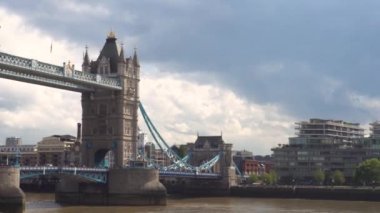 Londra'da Tower Bridge Pan çekim, İngiltere.
