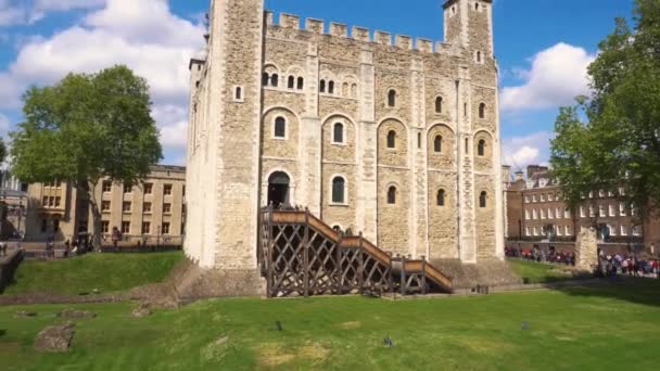 Tilt shot of The Tower of London, un antiguo castillo junto al río Támesis, Londres, Inglaterra . — Vídeos de Stock