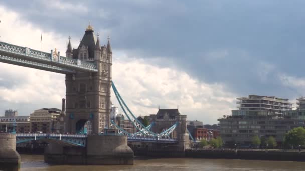 Pan Tower Bridge v Londýně, Anglie. — Stock video