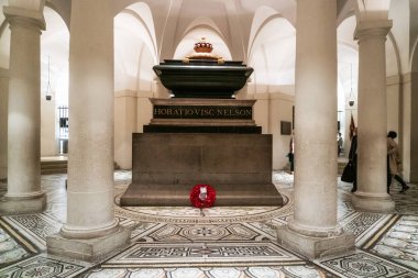 Londra, İngiltere - 12 Mayıs 2019: İngiliz Amiral Horatio Nelson'ın Mezarı 1758 1805 St Pauls Katedrali'nin mahzeninde.