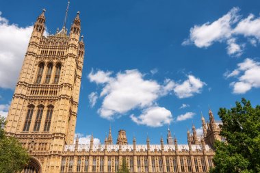 İngiliz Parlamentosu Binası Westminster Londra'da İngiltere parlak bir güneşli gün ve mavi bir gökyüzü.