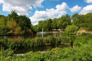başparmak gösterilen articulator ile iki diş teknisyenleri.