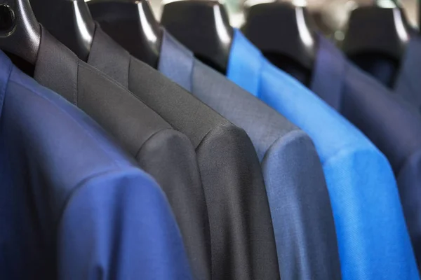 Nahaufnahme luxuriösen Stil Herren Anzug Reihe, hängen in einem Schrank. — Stockfoto