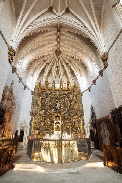 Burgos, Spanien-april 13, 2019: interiör av gotiska klostret Cartuja de Miraflores i Burgos, Castilla y Leon, Spanien. — Stockfoto