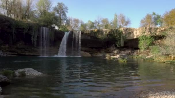 Bela cachoeira em Pedrosa de Tobalina, Burgos, Espanha . — Vídeo de Stock