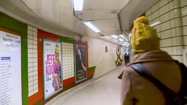 Londres, 12 de mayo de 2019: POV Walking inside Picadilly underground Station. El sistema subterráneo sirve 270 estaciones y tiene 402 kilómetros . — Vídeo de stock