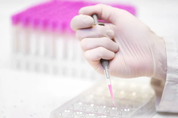 Close up cientista mão segurando pipeta fazendo para teste de bioquímica no departamento de laboratório no hospital . — Fotografia de Stock