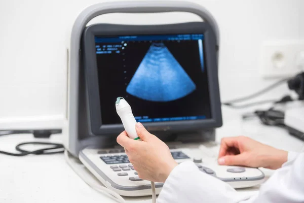 Scanner ad ultrasuoni nelle mani di un medico. Clinica di ecografia diagnostica . — Foto Stock