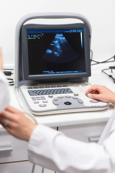 Scanner de ultra-som nas mãos de um médico. Clínica de Sonografia Diagnóstica . — Fotografia de Stock