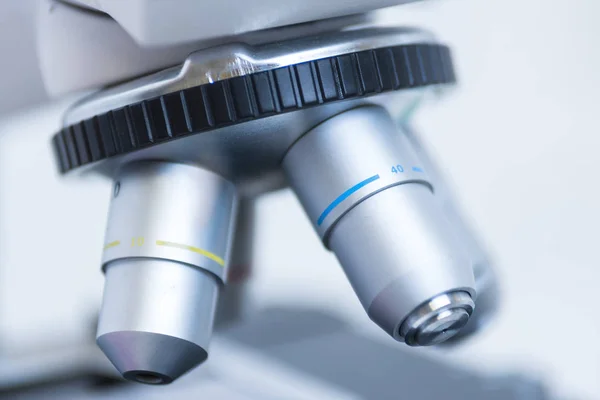 Foto de close-up do microscópio. Microscópio com múltiplas oculares . — Fotografia de Stock
