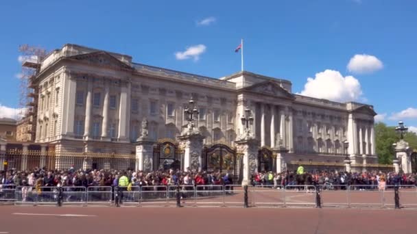 London, uk-május 13, 2019: az emberek várakoznak Buckingham palota, hogy a híres turisztikai attrakció a változás az őr. — Stock videók