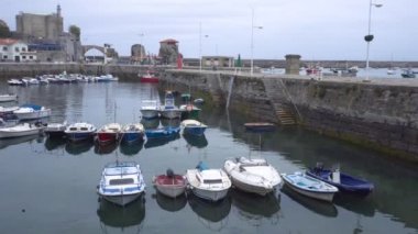 Cantabria Castro Urdiales liman Pan çekim, İspanya.