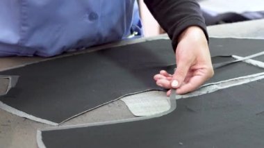 Konfeksiyon kumaşında profesyonel ütülemenin yakın çekim.