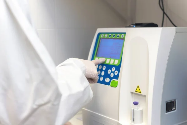 Teste médico científico com análise hematológica automatizada . — Fotografia de Stock