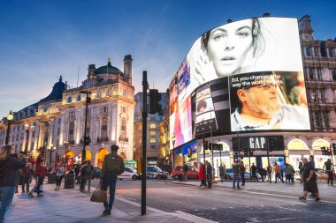 Londra, İngiltere - 13 Mayıs 2019: Ünlü Piccadilly Circus meydanı. Neon tabelası geceleri parlar. Bu işaretler Londra'nın önemli bir cazibe haline gelmiştir.