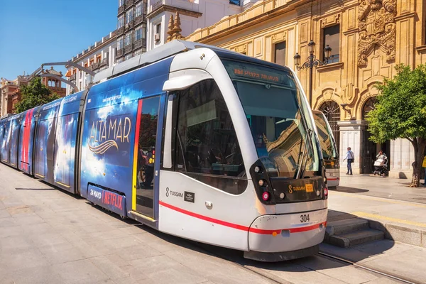 Siviglia, Spagna - 20 maggio 2019: Un tram moderno e confortevole sulla strada della città. Siviglia. Andalusia Spagna . — Foto Stock