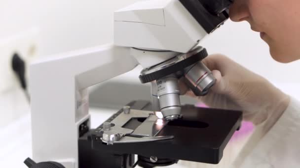 Investigador científico usando microscopio en laboratorio. Tecnología de la salud médica y concepto de investigación y desarrollo farmacéutico . — Vídeos de Stock