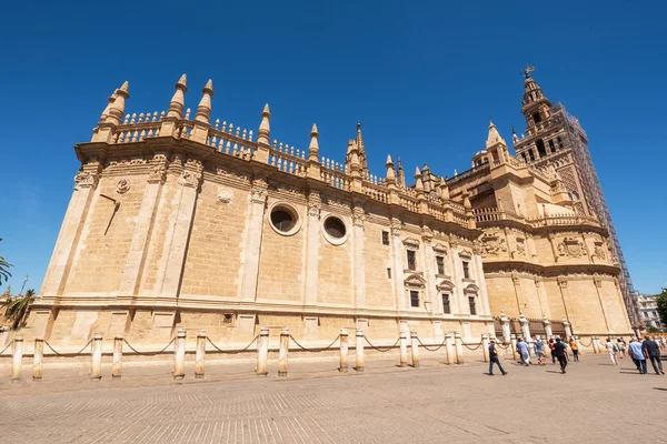 Vista de la Catedral de Sevilla con la Giralda al fondo . — Foto de Stock