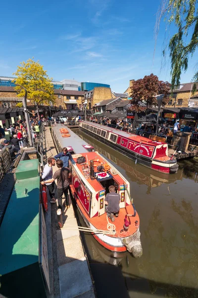Londra, İngiltere İngiltere - 14 Mayıs 2019: Londra, İngiltere, İngiltere'de Camden Lock veya Camden Town'da insanlarla Regents Kanalı'na giden tekne.