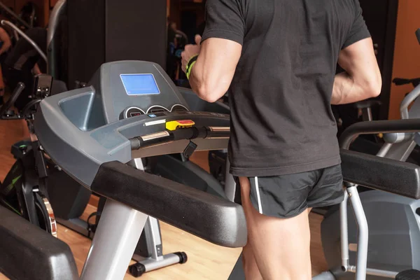 男子在跑步机上现代健身房跑步，锻炼理念、健身和健康生活方式. — 图库照片