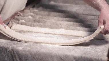 Fırıncılık sonraki aşamasına fırın üretiminde pişmemiş hamur somun satır hazırlanması Baker.