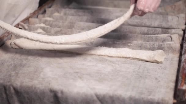 Panadero preparando filas de pan de masa sin cocer en la producción de panadería a la siguiente fase de la cocción . — Vídeos de Stock