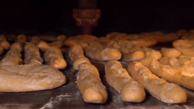 Rustik fırında geleneksel bir odun fırını içinde ekmek pişirme.