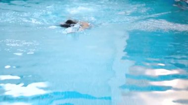 Yüzme havuzunda ön tarama pratik kaslı adam yavaş hareket.