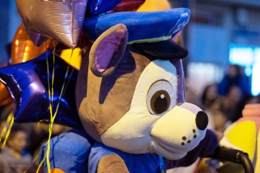 Tenerife, İspanya - 5 Ocak 2019: Paw Patrol, Üç kral geçit töreni kutlaması sırasında karakteri özelleştirmiş. Cabalgata de reyes magos, geleneksel İspanyol epifani kutlaması..