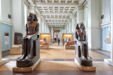 Londra, İngiltere - 13 Mayıs 2019: British Museum, Londra. Antik Mısır Salonu, sergiler, büstler ve heykeller ziyaretçiler ve turistler sergi hayran ile.